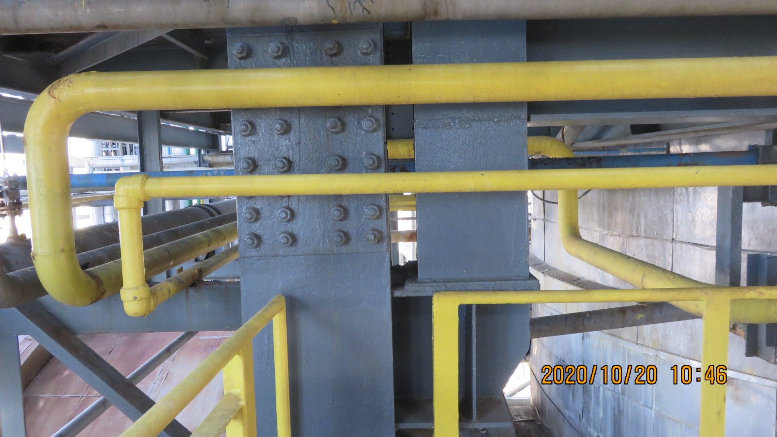 1626317272025.jpg 100單元爐區物料管道色標,流向標缺失或有誤.jpg