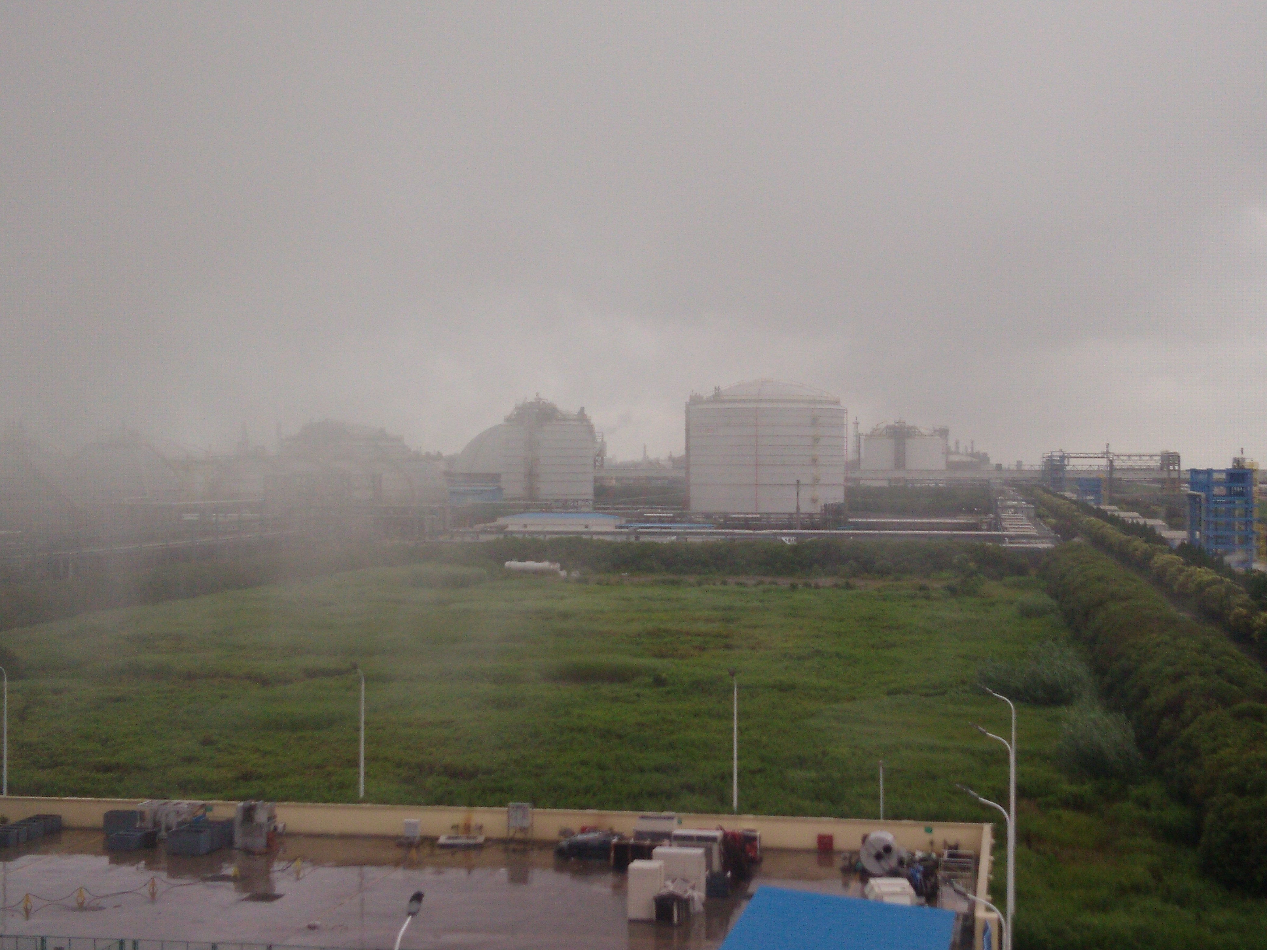 1728624983281.jpg 東面擬建乙烷罐空地及現有罐區.jpg